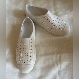 Native Jefferson Slip-On Shoes White Size J6 W8 M6.5 Youth Unisex Lightweight